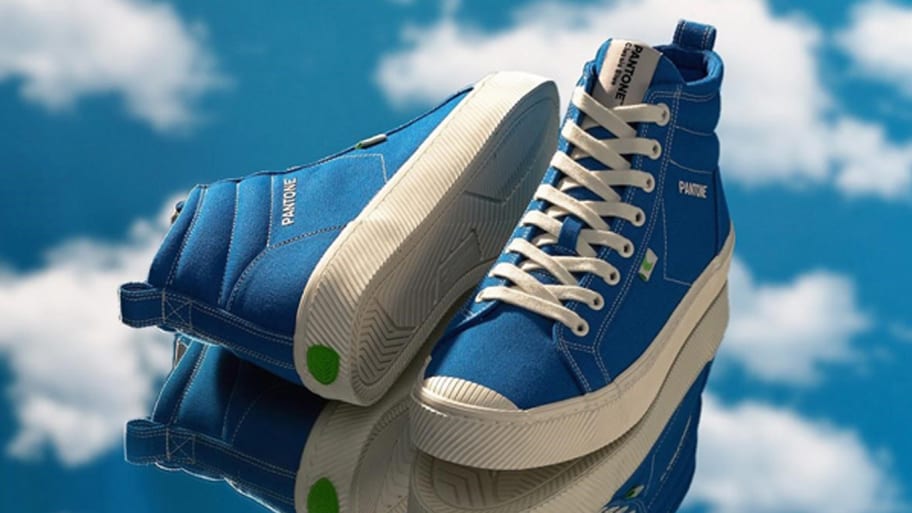 Cariuma Sneakers Classic Blue Pantone 2020